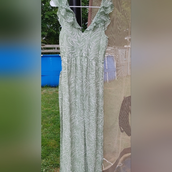 Lulus Vacay Vibes Sage Geen Ruffled Wideleg Jumpsuit SZ.10 NWT - Picture 6 of 11